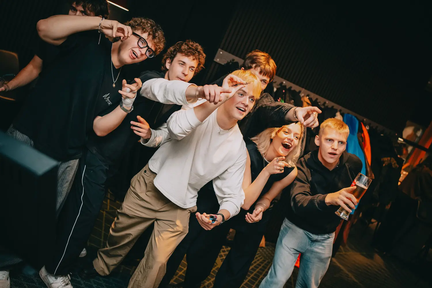 Seltskond poseerib kaamerale