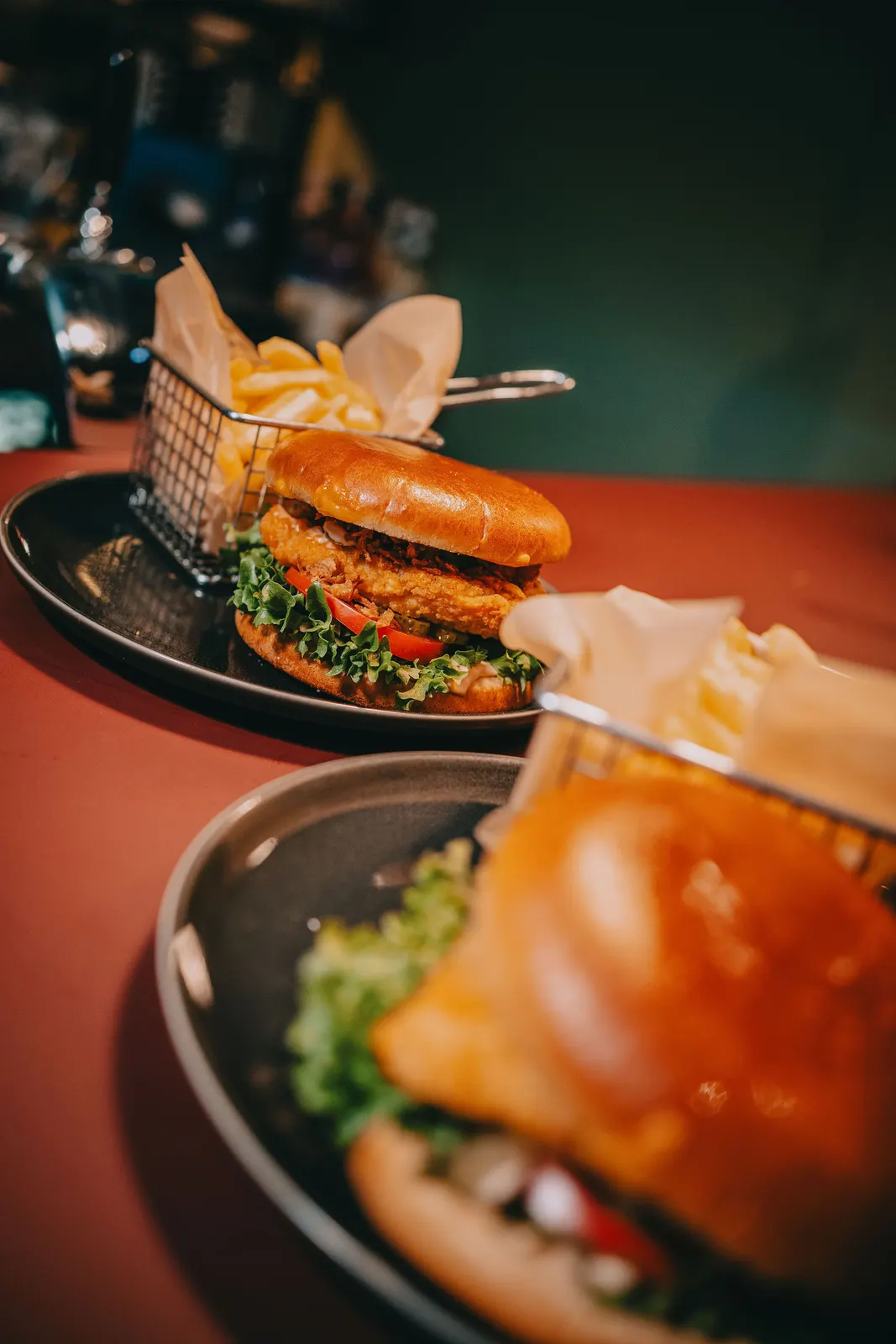 Krõbekana burger ja friikartulid